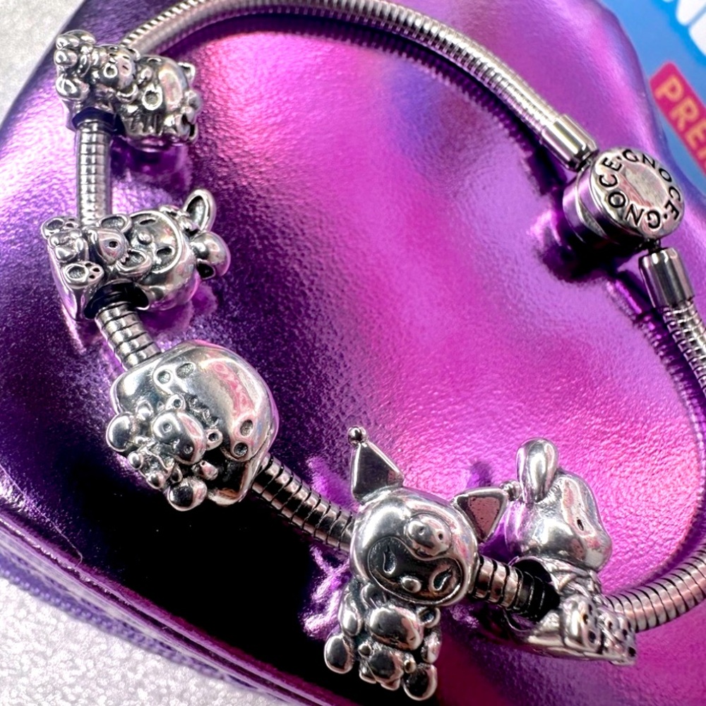 Hello kitty charm with gnoce bracelet